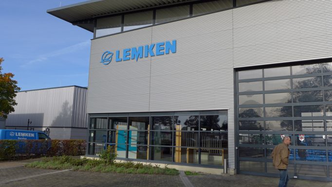 Das blaue Firmenlogo von Lemken auf der Halle