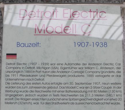 Informationstafel über das Detroit Electric Modell C, Bauzeit 1907-1938.