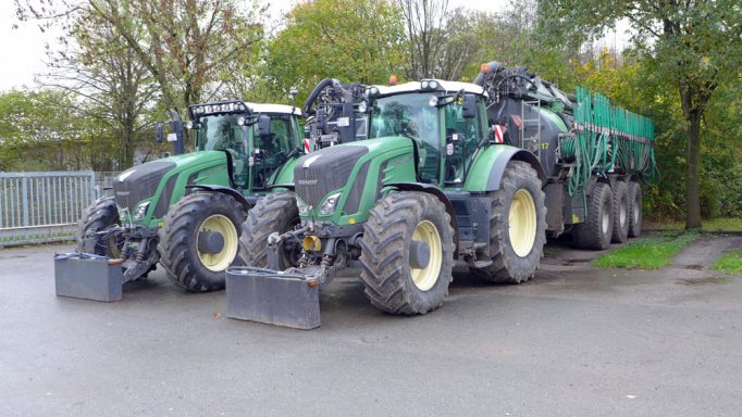 Zwei Fendt Schlepper des LU Blunk mit Güllefass