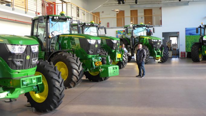 Verschiedene John Deere Traktoren.