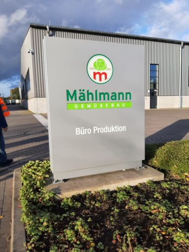 Schild mit der Aufschrift "Mählmann" und "Euro Produkten" vor einem Gebäude.