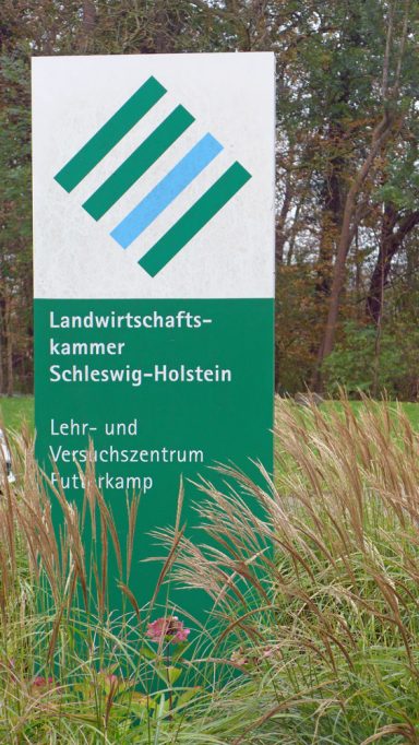 Schild der Landwirtschaftskammer Schleswig-Holstein mit Logo und Kontaktinformationen.